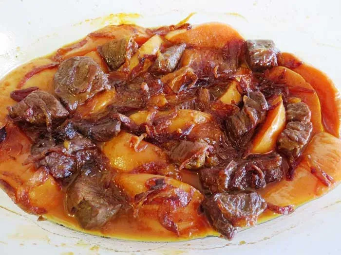 طرز تهیه خورش هلو؛ خورشی اشرافی با طعم ملس و عطر دارچین