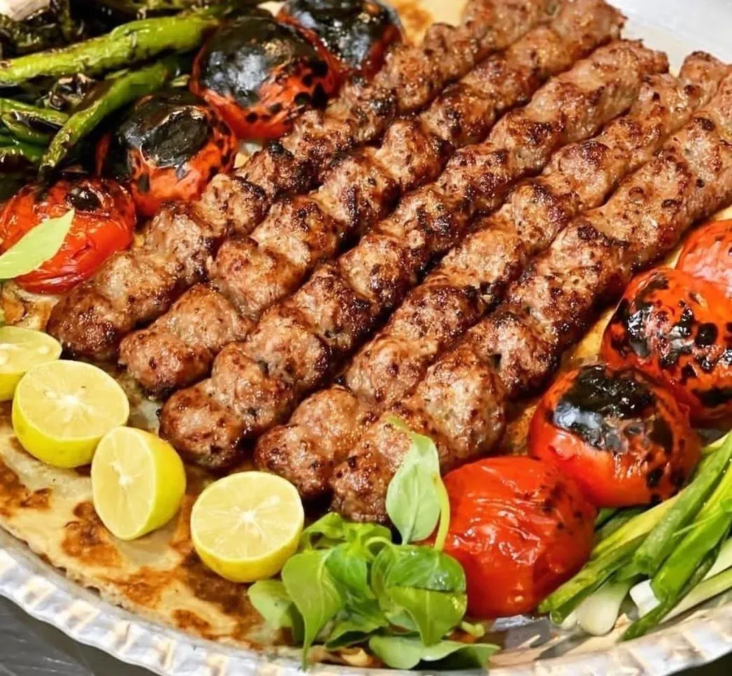 طرز تهیه کباب کوبیده اصیل؛ راز کباب آبدار و خوش‌طعم خانگی