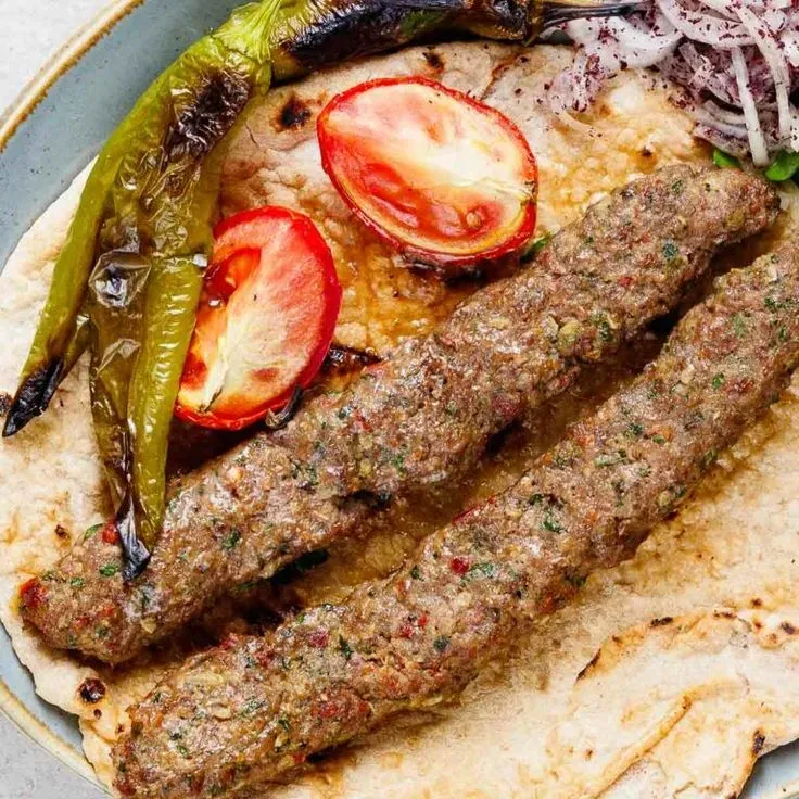 طرز تهیه آدانا کباب؛ کباب تند و آبدار جنوب ترکیه با راز ادویه اصیل