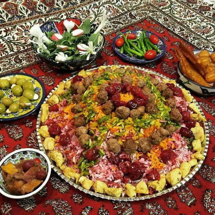 طرز تهیه آلبالو پلو مجلسی؛ پلوی شیرین و خوش‌رنگ ایرانی