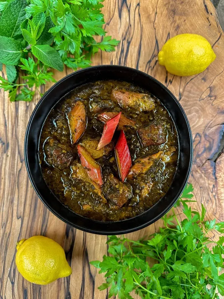 طرز تهیه خورش ریواس؛ ترشی بهاری و عطر دل‌انگیز شمال