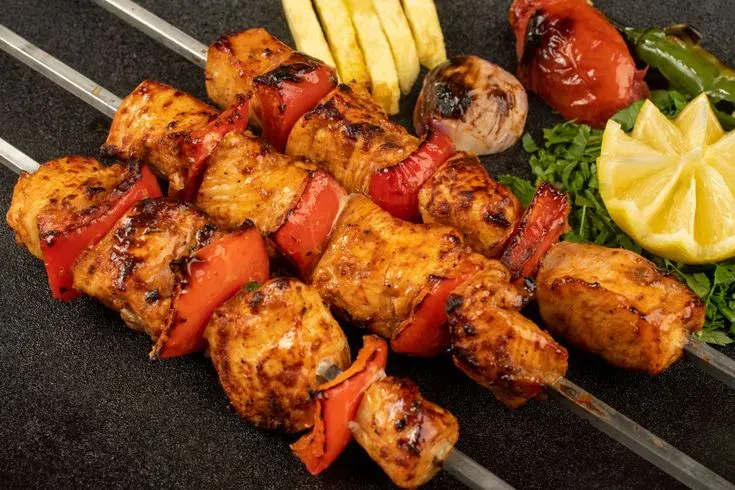 طرز تهیه شیش طاووق؛ راز کباب مرغ معطر و آبدار لبنانی