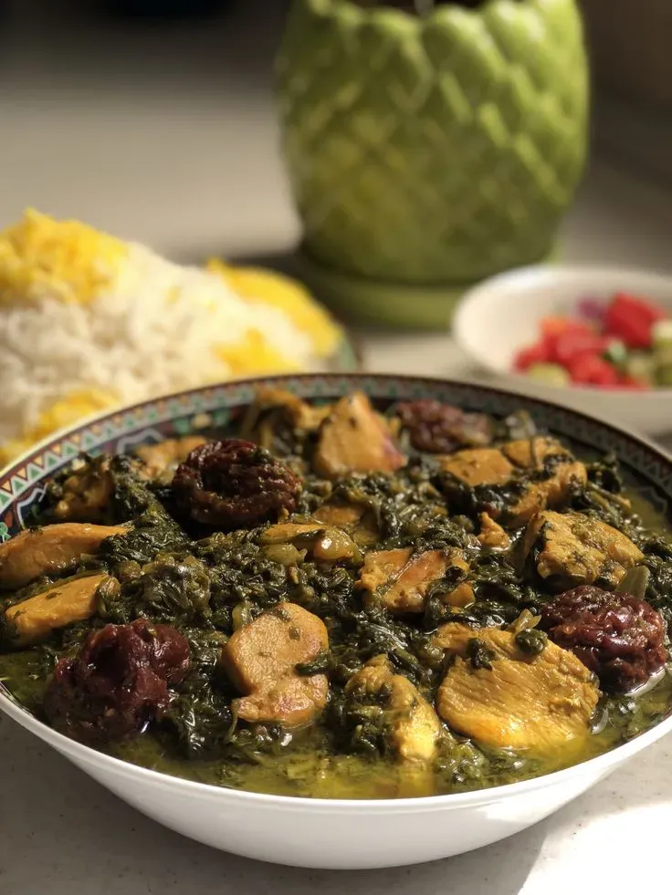 طرز تهیه خورش آلو اسفناج خوش‌طعم و ملس