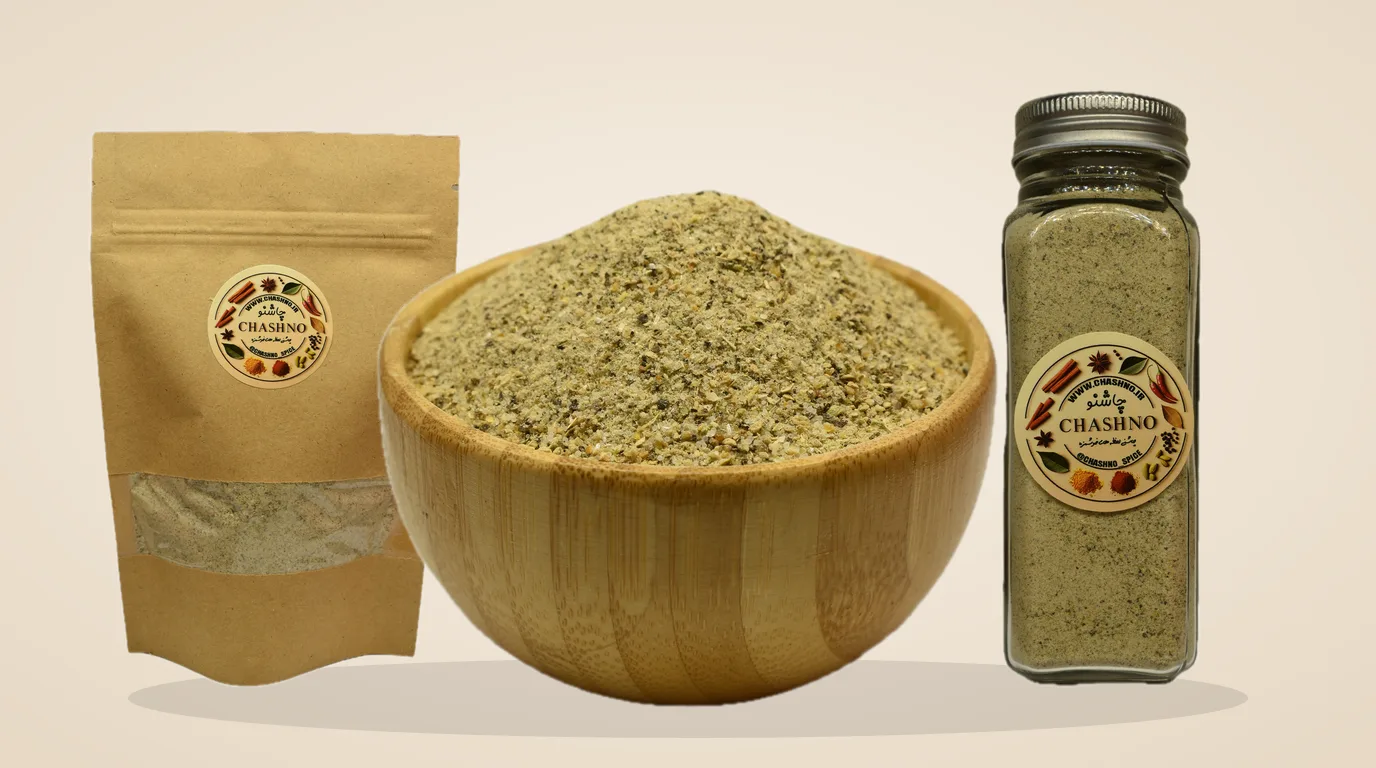 ادویه مرینیت استریپس در کاسه چوبی و شیشه ادویه چاشنو