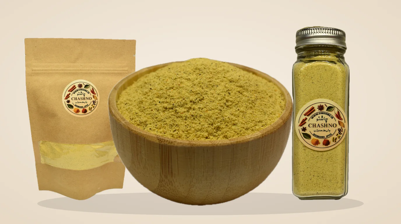 پودر روکش سوخاری نرمال طلایی در کاسه چوبی و شیشه ادویه چاشنو