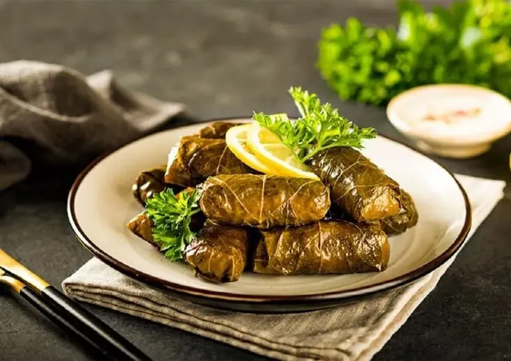 طرز تهیه دلمه برگ مو اصیل؛ هنر پیچیدن طعم